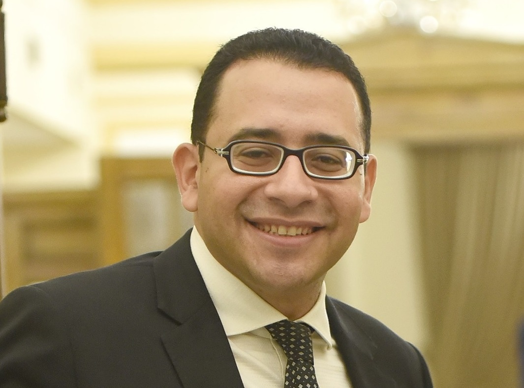 الدكتور عمرو حسن أستاذ مساعد النساء والتوليد بجامعة القاهرة